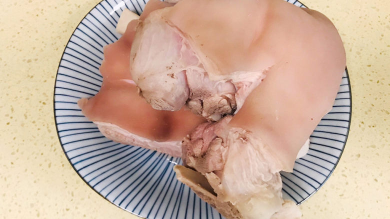 冰糖猪肘子,焯过水的肘子,用清水洗净
