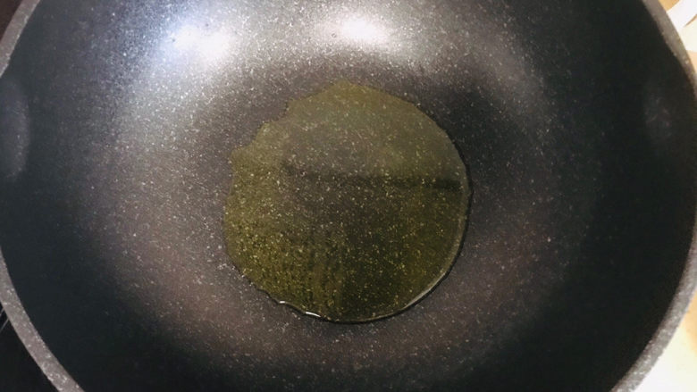 冰糖猪肘子,锅烧热后,倒入油,继续烧热