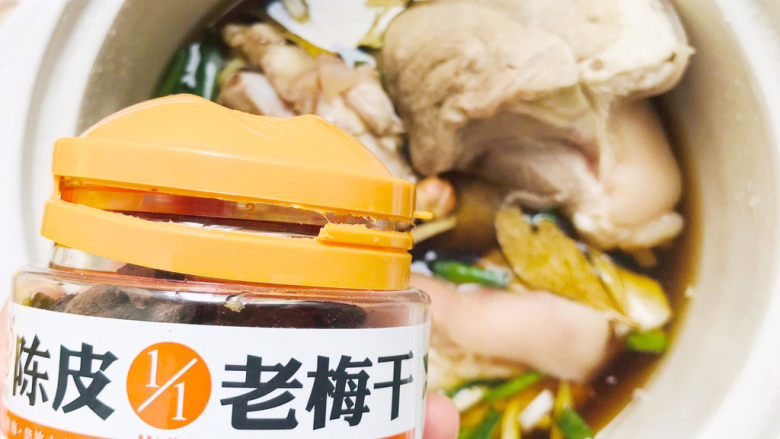 冰糖猪肘子,我喜欢加几瓣老梅干,使得汤汁更加美味