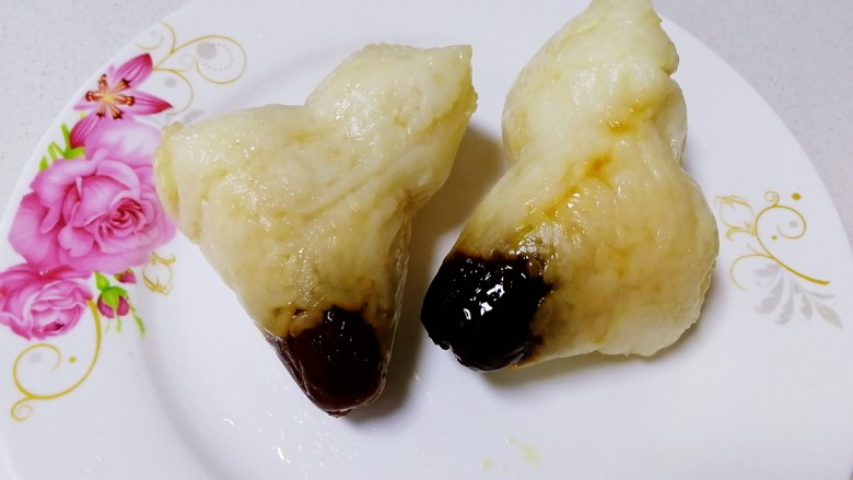 金沙粽子,冷的不那么粘手,比较好剥皮。