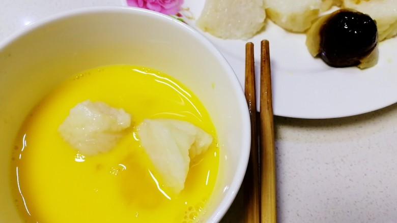 金沙粽子,鸡蛋打散,放入粽子块,裹上蛋液。