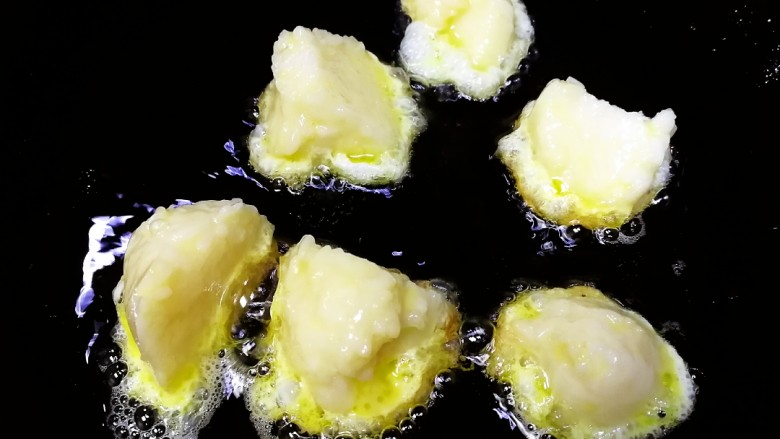 金沙粽子,放入裹着蛋液的粽块,小火慢煎。