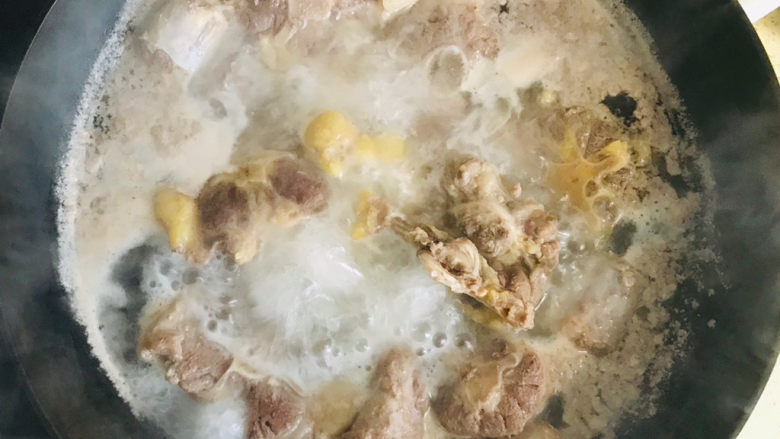 美味的牛尾骨卤蛋,焯水的过程中会有浮沫冒出来,舀出来扔掉即可