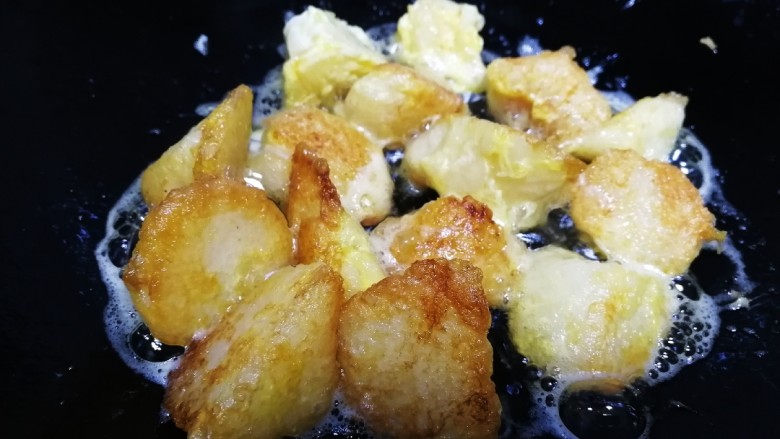 金沙粽子,翻面,把每个面都煎至上色。
