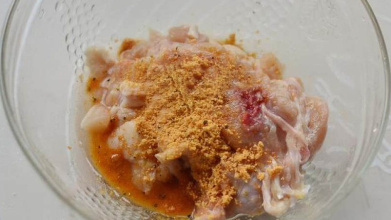 法式黑椒鸡腿黑米饭,简单易做,用黑椒调料腌制半个小时以上