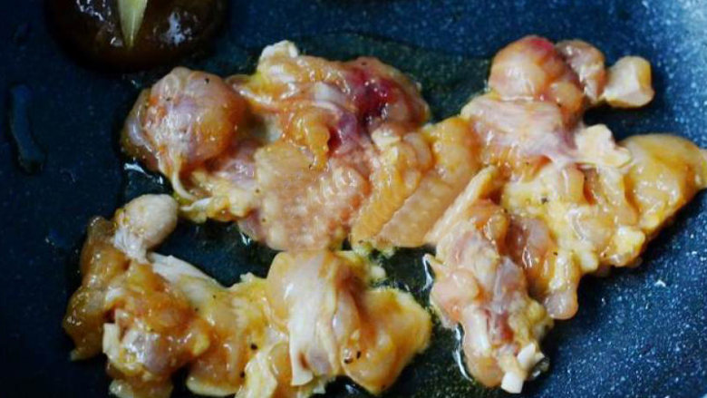 法式黑椒鸡腿黑米饭,简单易做,将腌制好的鸡腿肉放入煎熟(先放入有皮的那面)