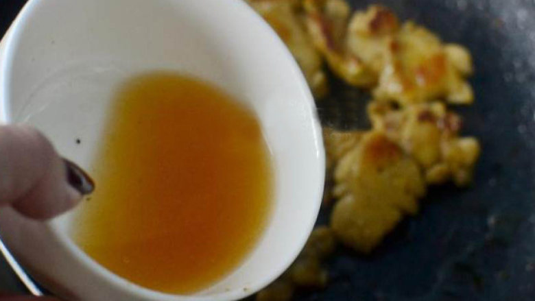 法式黑椒鸡腿黑米饭,简单易做,一勺的黑椒调料加少许水拌匀倒入锅内