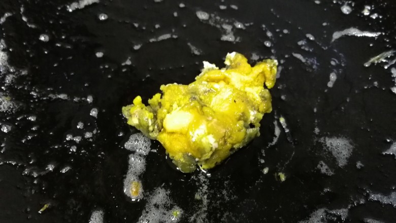 金沙粽子,用锅里的底油,放入咸蛋黄。