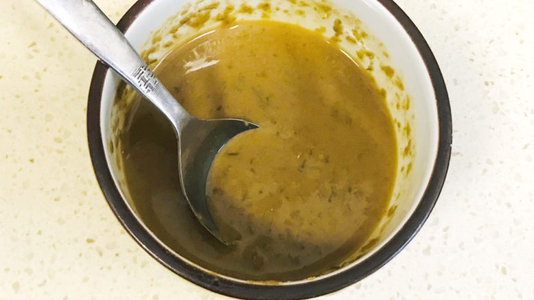 清爽美味的香肠凉皮拌黄瓜,再加半勺盐,倒入少许凉白开水,搅拌均匀,就是美味的芝麻韭菜花酱了