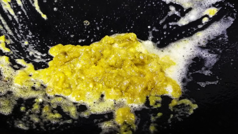 金沙粽子,最小火,炒翻沙。