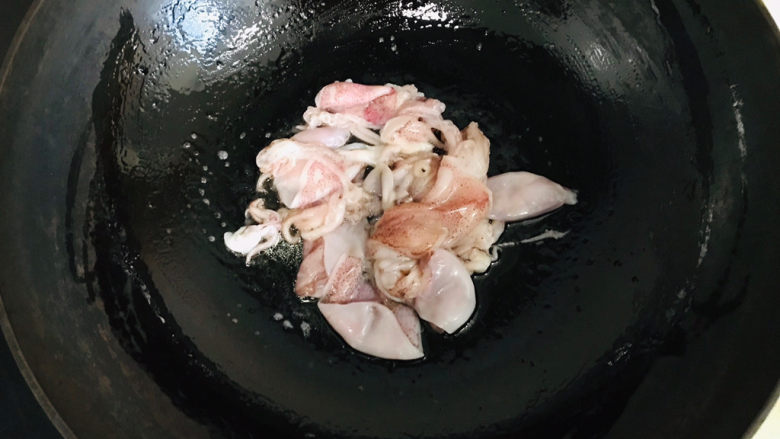 一碗鲜美的海鲜骨汤面,冷锅热油,油烧热后,加入小鱿鱼煸炒几下,加入<a style='color:red;display:inline-block;' href='/shicai/ 718'>料酒</a>,继续翻炒均匀