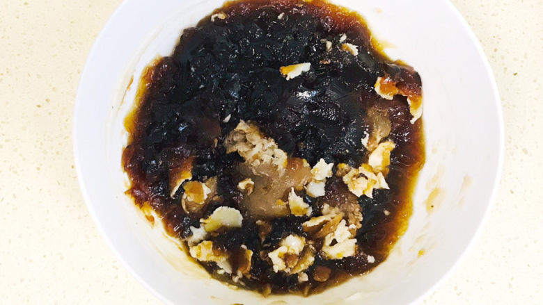 一碗鲜美的海鲜骨汤面,骨头汤一碗,冷藏后的骨汤遇冷凝结成固体了