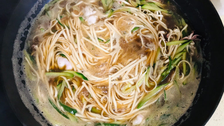 一碗鲜美的海鲜骨汤面,看到面条漂浮起来,就是熟透了,淋上少许<a style='color:red;display:inline-block;' href='/shicai/ 847'>香油</a>提香,可以关火起锅了