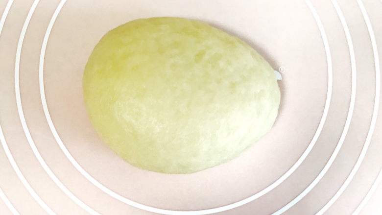 枣泥核桃馅老婆饼,移至案板上,继续揉几下,就成光滑的面团了