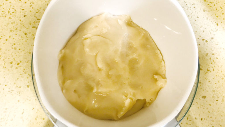 枣泥核桃馅老婆饼,用手揉成面团,盖上保鲜膜,放冷箱冷藏一下,防止流油(冬天不需要冷藏)