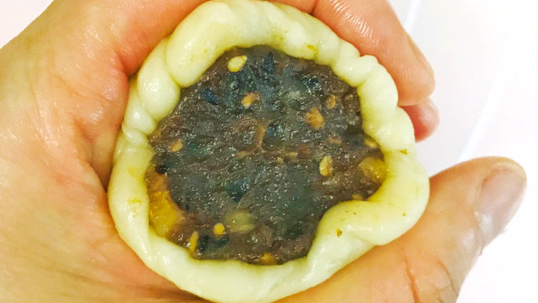 枣泥核桃馅老婆饼,利用虎口逐渐地将圆皮推上来,包住馅料