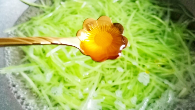 清炒莴笋丝,加1小勺油,焯水30秒。
