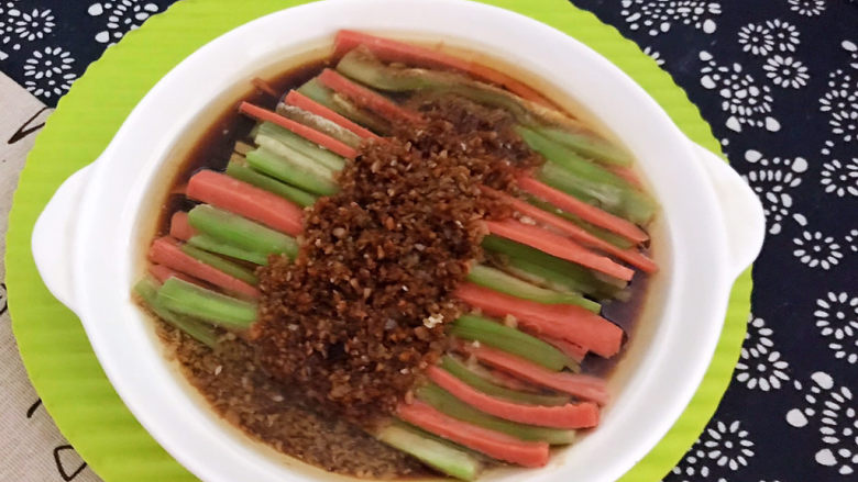 蒜蓉蒸丝瓜,蒜蓉蒸丝瓜清淡爽口,风味独特,和米饭绝配啊~