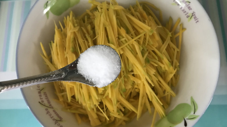 青炒南瓜丝,放至碗中,加1勺盐
