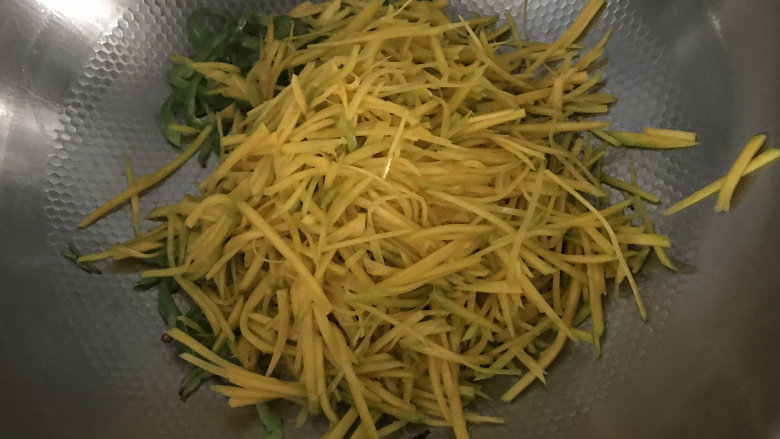 青炒南瓜丝,倒入南瓜丝,不用再添加其它
