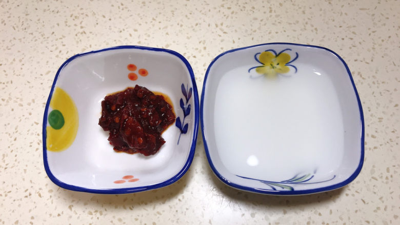 腐竹炒木耳,准备一勺<a style='color:red;display:inline-block;' href='/shicai/ 705'>豆瓣酱</a>,一小勺淀粉加水和成水淀粉备用