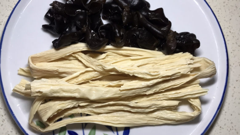 腐竹炒木耳,腐竹凉水提前三个小时泡软,木耳开水泡软