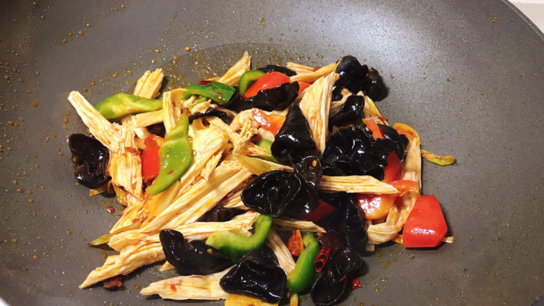 腐竹炒木耳,下腐竹木耳、青红椒,翻炒均匀