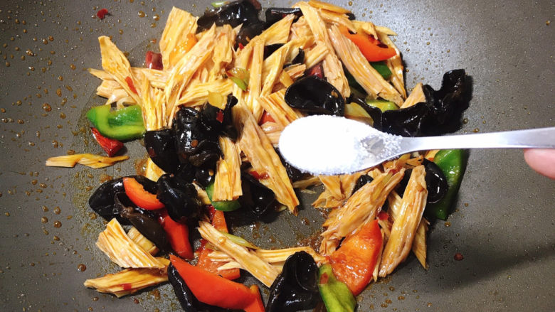 腐竹炒木耳,再一勺白<a style='color:red;display:inline-block;' href='/shicai/ 10588'>糖</a>,翻炒均匀