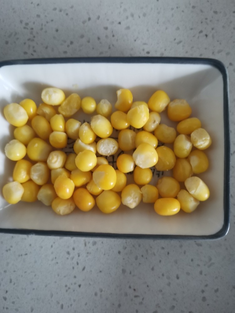 虾仁,腊肠罐饭,玉米备用