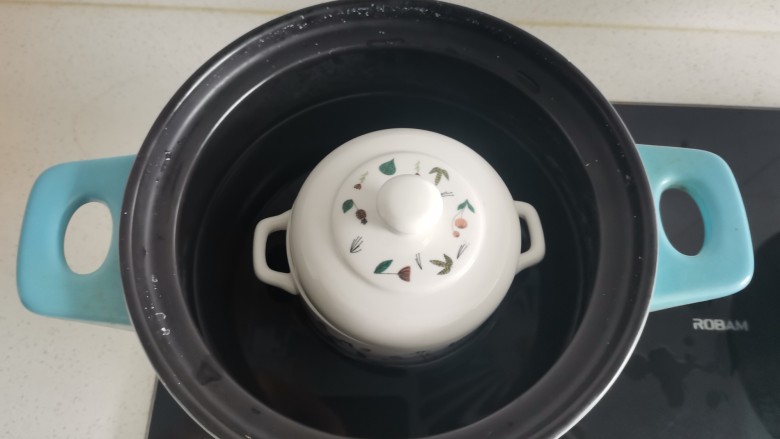虾仁,腊肠罐饭,开大火烧开后,转小火,蒸40分