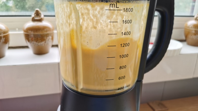 南瓜布丁,搅打成细腻的南瓜糊。要是料理机打的南瓜糊不是很细腻,记得将南瓜糊过筛再蒸。