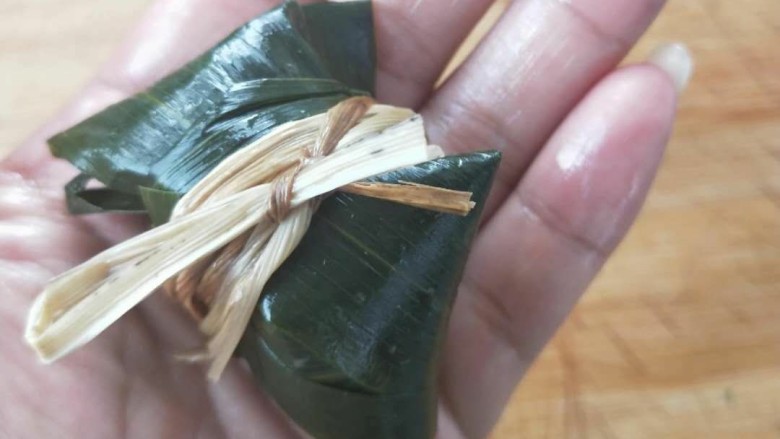水晶粽子,一个小粽子就包好啦,一定要包紧不要露馅