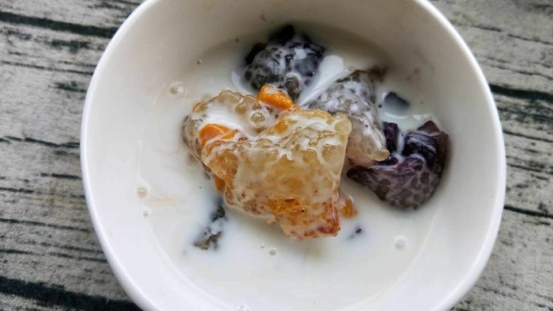 水晶粽子,也可以泡在椰浆中吃,也可以粘练奶或白糖吃哦
