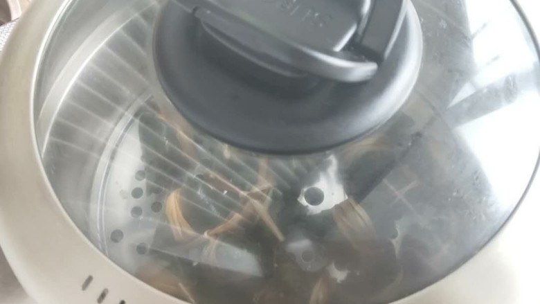 水晶粽子,盖上锅盖,冷水上蒸锅,待水开后蒸30分钟(如果包的大就多蒸一会)蒸好后焖3分钟即可(如果水煮的话就中大火大概35分钟
(时间可以根据粽子大小和锅来调整哈)