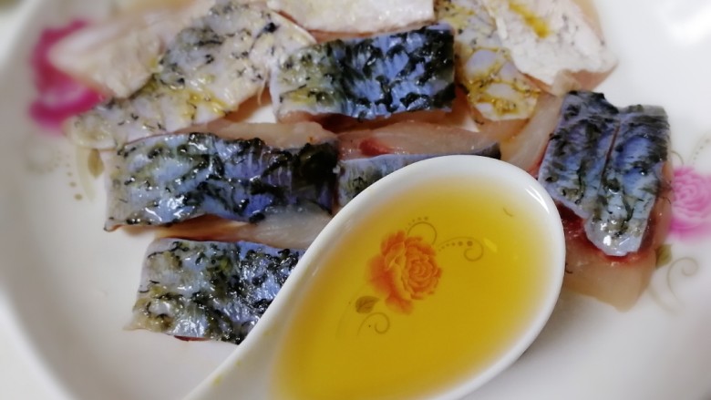 清蒸草鱼,淋一汤匙<a style='color:red;display:inline-block;' href='/shicai/ 718'>料酒</a>,增香。