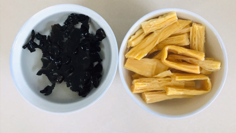 腐竹炒木耳,将木耳和腐竹用冷水浸泡半个小时~