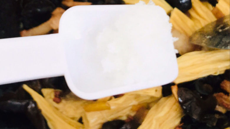 腐竹炒木耳,加半勺盐~