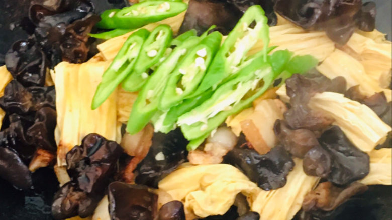 腐竹炒木耳,加青椒~