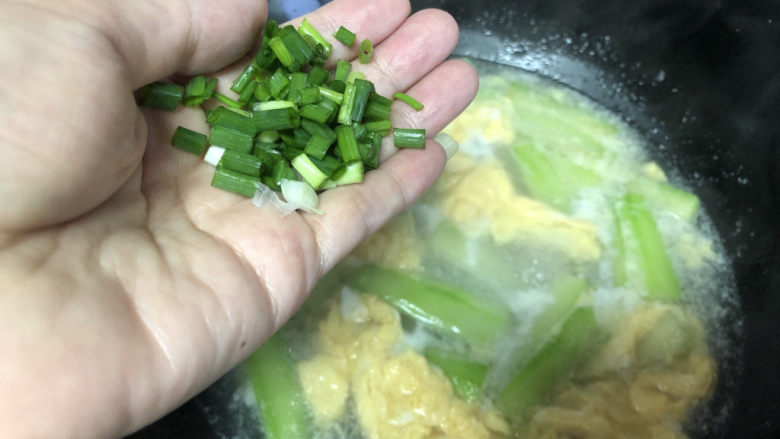 丝瓜蛋汤,加适量盐,放葱花。