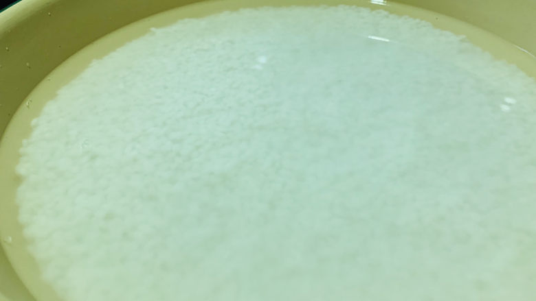 水晶粽子,加适量水,放冰箱冷藏隔夜泡水