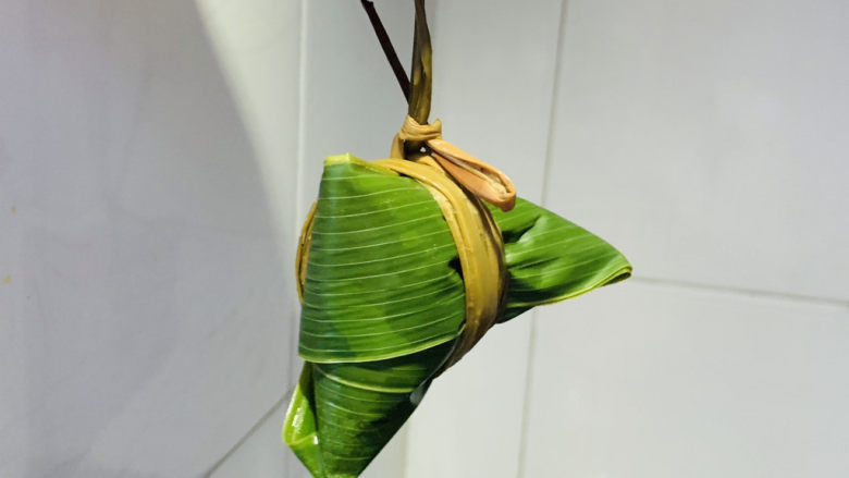 水晶粽子,粽绳裹紧,打活结,吃的时候比较方便打开