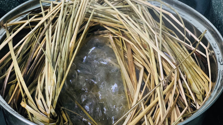 水晶粽子,锅烧开水,加入粽绳,煮5分钟