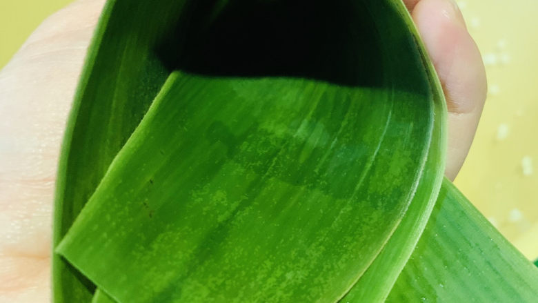 水晶粽子,两片粽叶折叠,卷成漏斗状