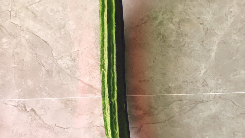 蒜蓉蒸丝瓜,准备一条<a style='color:red;display:inline-block;' href='/shicai/ 57'>丝瓜</a>