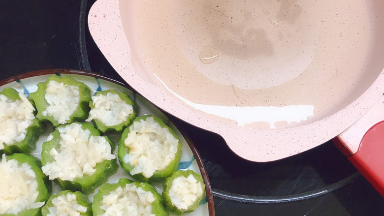 蒜蓉蒸丝瓜,锅烧热后放入<a style='color:red;display:inline-block;' href='/shicai/ 140122'>玉米油</a>