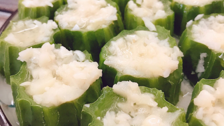 蒜蓉蒸丝瓜,非常清淡，适合夏天的菜😋