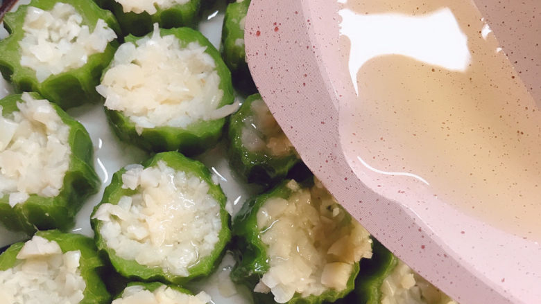 蒜蓉蒸丝瓜,油烧烫后淋在丝瓜上