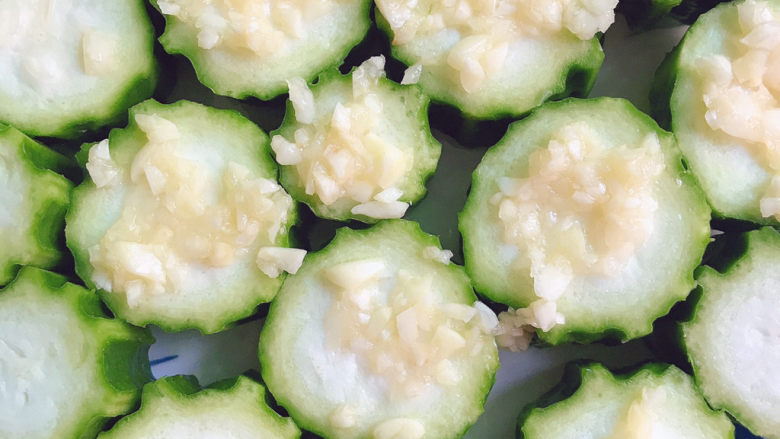 蒜蓉蒸丝瓜,涂抹在丝瓜上