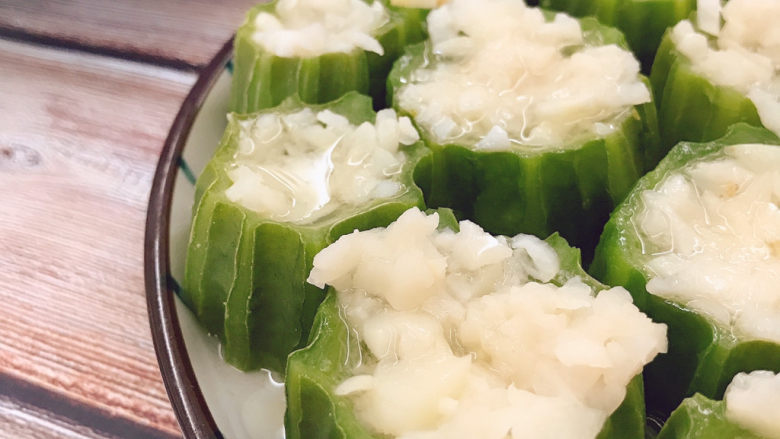 蒜蓉蒸丝瓜,大蒜被油烫得吱吱作响