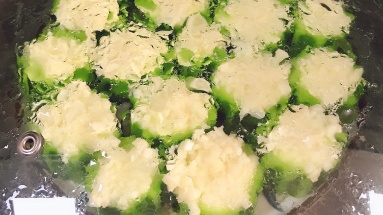 蒜蓉蒸丝瓜,放入蒸锅中蒸10分钟